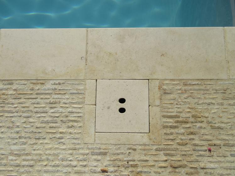 Détail du sol de la terrasse de la piscine en pisé de pierres