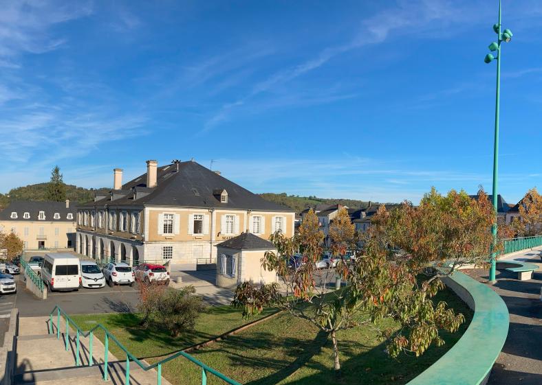 Vue depuis le Marcadieu vers la mairie et la bas de la place