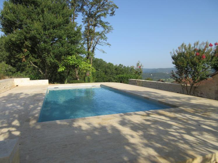 Vue de la piscine et de la terrasse