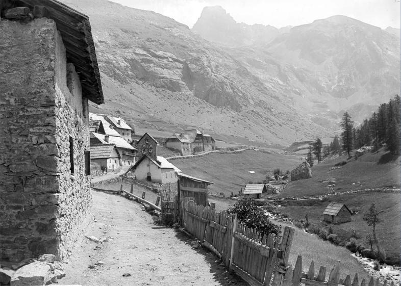 Fouillouse (Saint-Paul-sur-Ubaye) – vue générale, photographie de Saint-Marcel Eysseric, 1893 (© Archives Départementales des Alpes-de-Haute-Provence (AD 04) 31Fi1333)