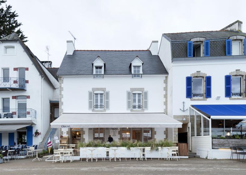 terrasse séparée de l'espace public par des bacs plantés