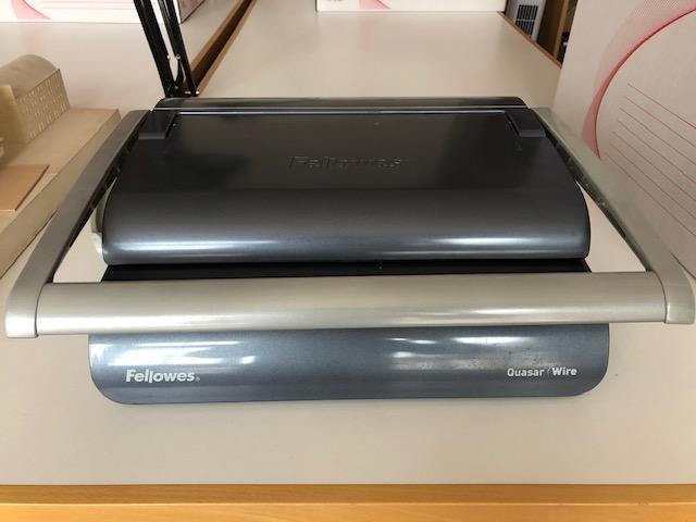 Relieuse Fellowes Quasar Wire manuelle