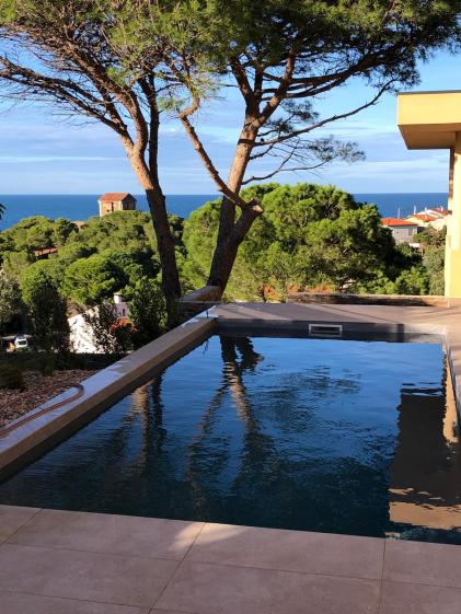 La piscine et la vue sur la Méditerranée