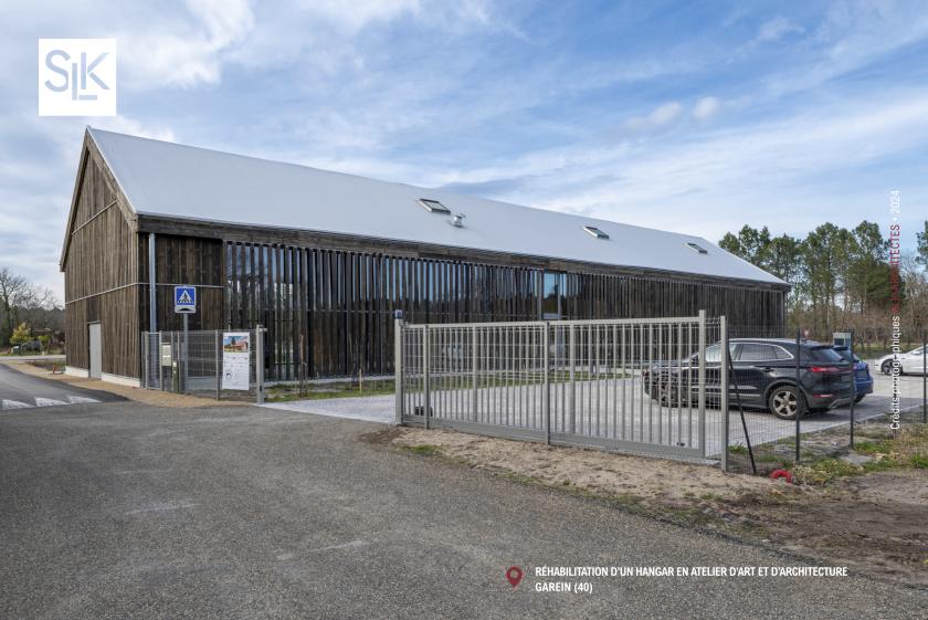 Façade du bâtiment depuis le parking