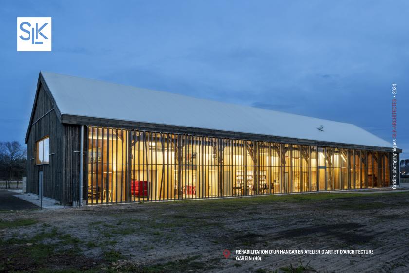 Façade du bâtiment depuis la route principale de nuit