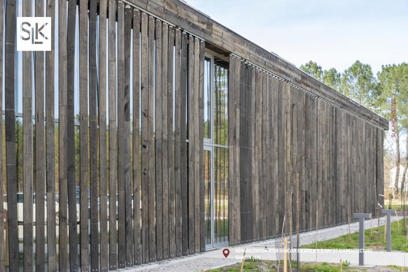 Façade du bâtiment avec entrée depuis parking