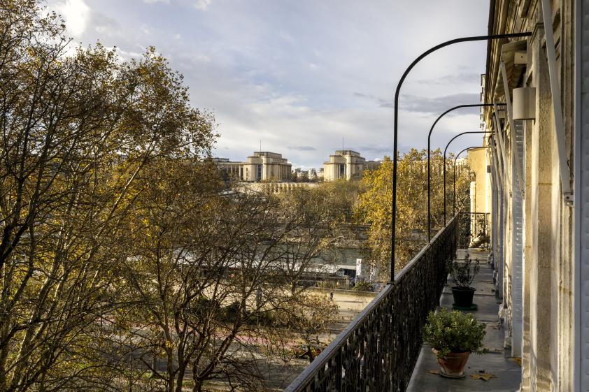 Balcon avec vue sur la Seine et le Trocadéro - Photo de Thibault Pousset