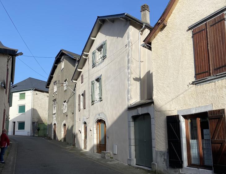 Façade sur rue, remplacement menuiseries bois et réfection des enduits à la chaux