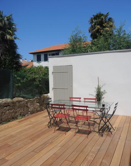 Terrasse à l'arrière_Maison Rose,  LP architecte