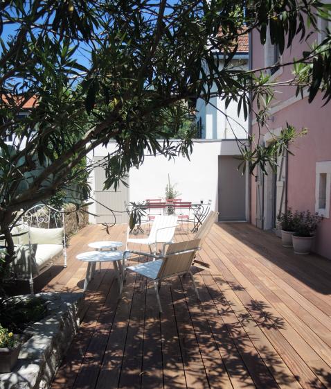 Terrasse à l'arrière_Maison Rose,  LP architecte