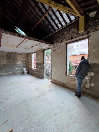 Photographie de chantier, vue du séjour et sa double hauteur, avant la pose des fenêtres