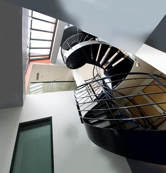 Escalier et atrium. Villa Montsouris. Paris 75014. Architecte Juan Luis Morales