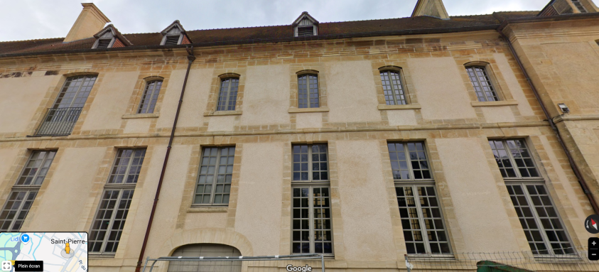 Bureau situé au 1er étage d'un bâtiment conventuel du XVIIème siècle