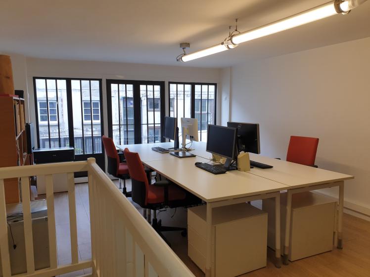 espace mezzanine avec postes de travail proposés à la location