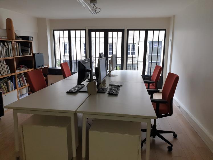 espace mezzanine avec postes de travail proposés à la location