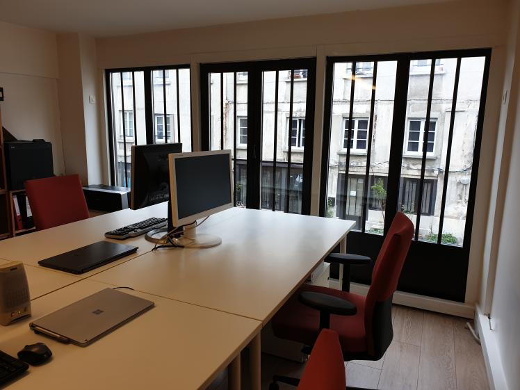 espace mezzanine avec postes de travail proposés à la location