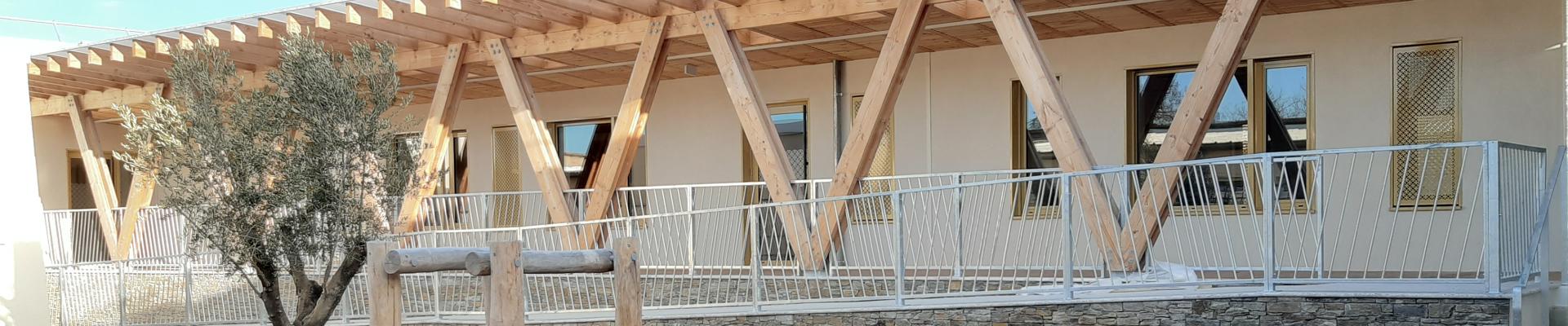 Coursive en bois massif du centre de loisirs de Florensac (34)