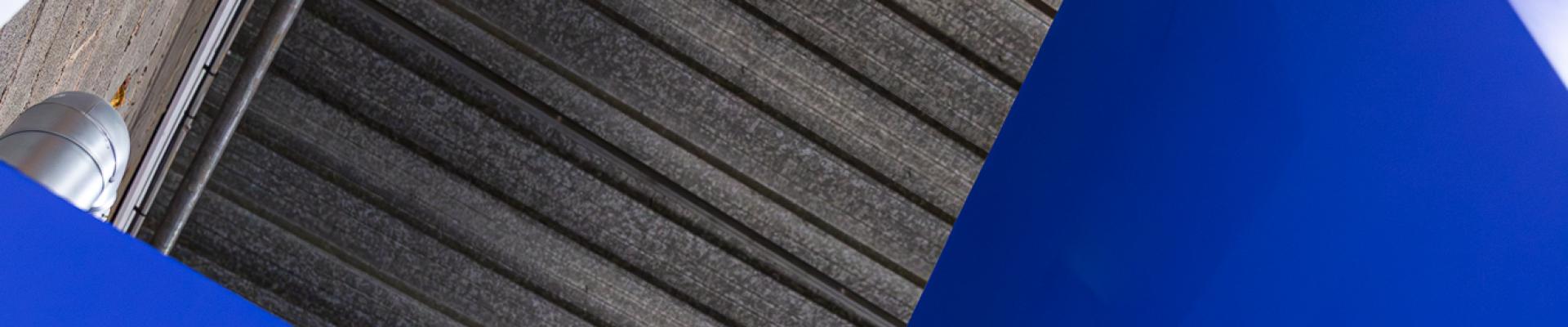 détail d'une porte et cloison en bleu