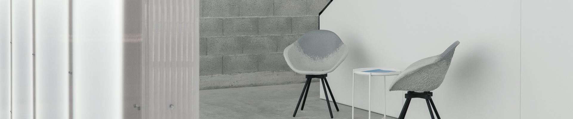 Bureau aux murs légers en polycarbonate translucide, éclairé par des néons diffusant une lumière douce et homogène.