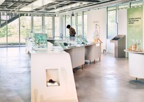 Vue de l'entrée de la salle d'exposition - " La naissance du verre "