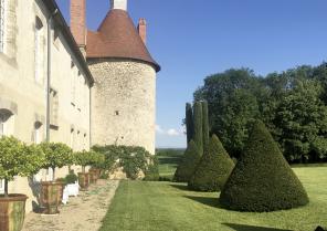 AMÉNAGEMENTS INTERIEURS ET EXTERIEURS D'UN CHÂTEAU