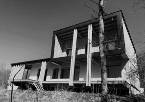 Façade Sud: terrasse bois et cadrages sur le paysage