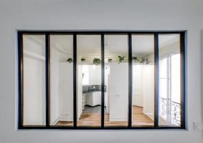 Vue à travers de la verrière à partir de la chambre