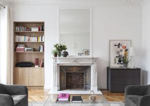 Le salon rénové avec miroir sur mesure et étagères chêne intégrées.