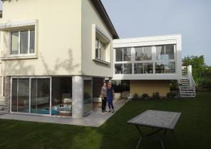Façade ouest avec l'extension au niveau du séjour existant, escalier d'accès dir