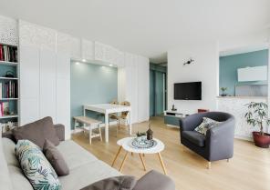 Vue du salon vers l'entréela et la cuisine 