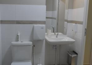 Le sanitaire PMR réalisé en lieu et place des anciennes installations sanitaires
