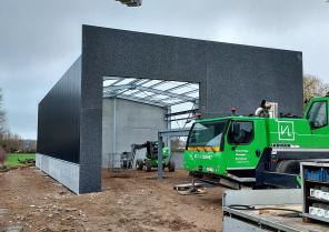 le chantier en phase pose charpente et bardage