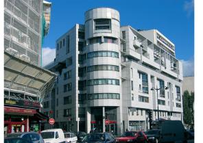 Façade sur l'angle de rue