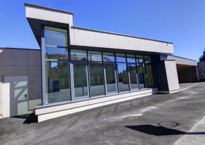 bruyeres_salle_periscolaire_ext_vue_de_la_cour.jpg