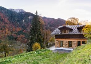 La façade créée abrite le rangement du bois, anciennement stocké dans l'espace o