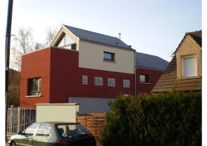 depuis la rue, une maison sur le toit