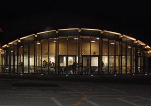 Mise en lumière du restaurant scolaire, servant ponctuellement de grande salle d