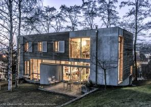 Maison bioclimatique, entre ville et nature, de bois et de béton