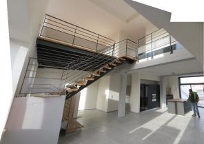 Vue depuis le salon sur la piéce de vie et la mezzanine