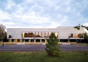01_vue_exterieure_depuis_terrains_c_rhb_architectes.jpg