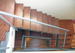 Vue plongeante sur l'escalier