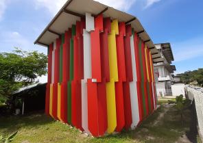 La façade sud, avec les protections solaires colorés