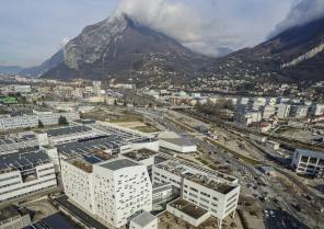 Vue aérienne de l'extension PHELMA 2 et de l'amphithéâtre à Grenoble. Crédit F.