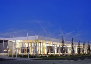 La médiathèque de la Côte Saint-André, de nuit. © Studio Erick Saillet