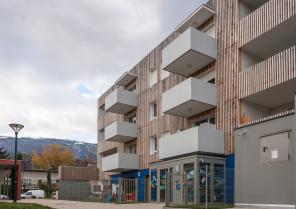 Vue extérieure de la façade sud du bâtiment "Arc en ciel".