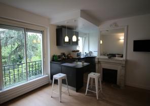 La nature parisienne entre largement dans cette cuisine ouverte et fonctionnelle