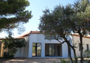 Façade sur jardin où l'intérieur et l'extérieur s'emmêlent
