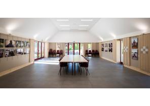 Salle communale - Un espace lumineux et confortable acoustiquement.