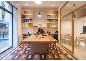 Espace de travail - Vitrine et menuiserie vitrée pour plus de luminosité en fond