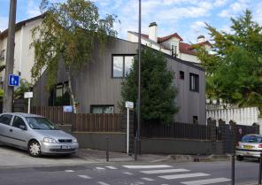 Facade à l'angle des deux rues